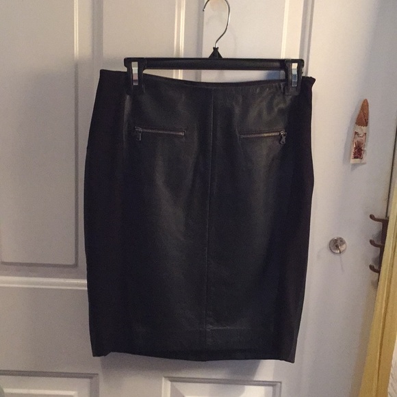Never worn New DKNY Sz 2 Leather skirt. - Picture 4 of 5